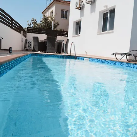וילה Lankas With Heated Pool *