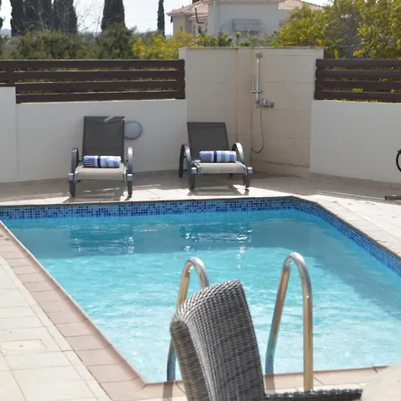 Lankas With Heated Pool וילה