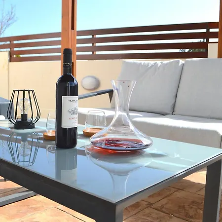 וילה Lankas With Heated Pool