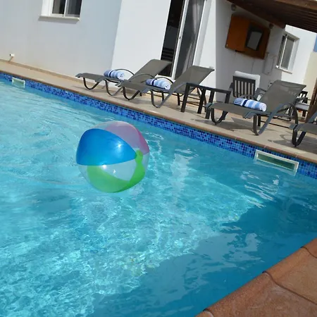 Lankas With Heated Pool וילה