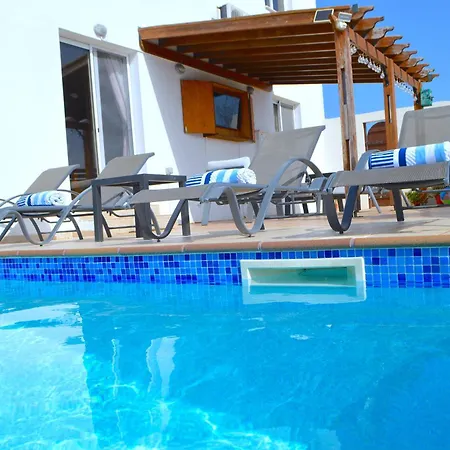 וילה Lankas With Heated Pool *
