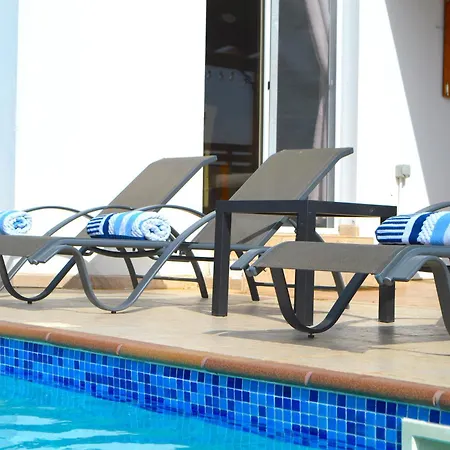 Lankas With Heated Pool וילה *