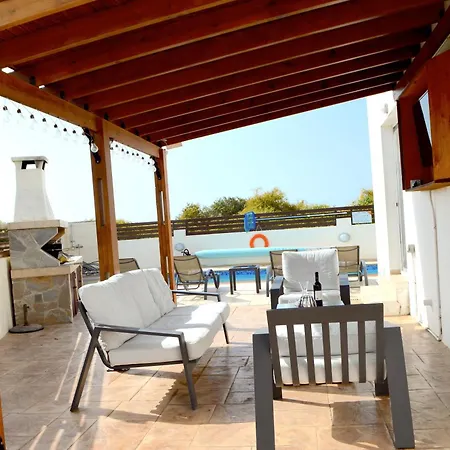 וילה Lankas With Heated Pool איה נאפה