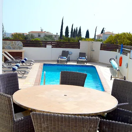 Lankas With Heated Pool וילה