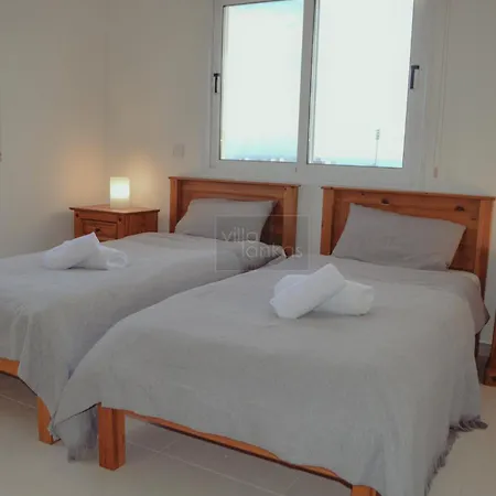 וילה Lankas With Heated Pool *